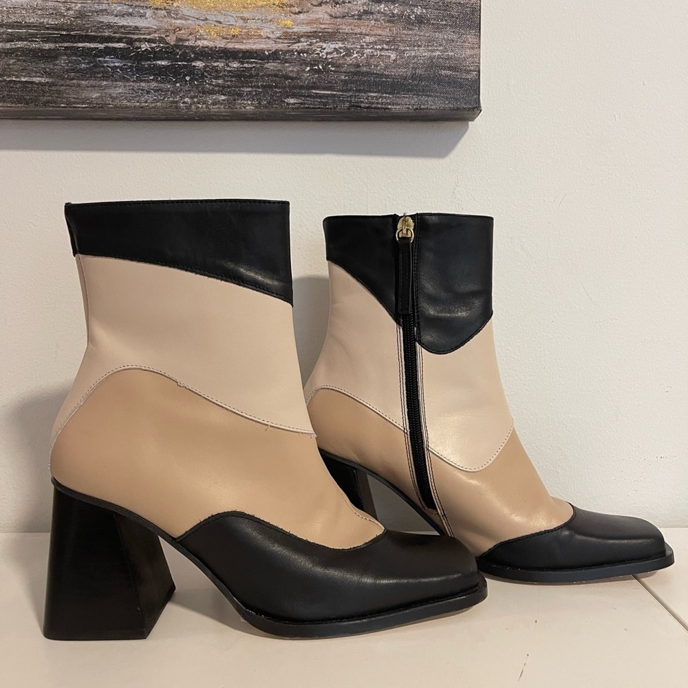 *NWT* Alohas Black and Tan Ankle Boots